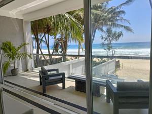 哈巴拉杜瓦Josan Villa with a Glorious Beach and Sea View的一间享有海滩美景的客厅
