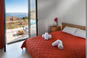 斯基罗斯岛Superior Villa Lino的一间卧室配有一张床,上面有两条毛巾