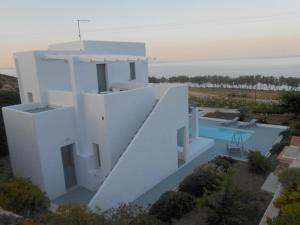 斯基罗斯岛Grand Villa Lino的白色的房子,设有一个游泳池和大海