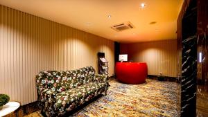 班加罗尔Hotel City Keys By Rivido, Electronic City的带沙发和红色桌子的客厅