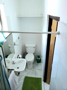 CanouanBay View Apartments Canouan Island的白色的浴室设有卫生间和水槽。