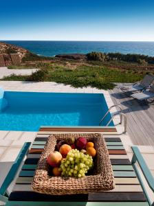 斯基罗斯岛Villa Lino的游泳池畔桌子上的一篮水果