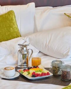 巴库Mardin Hotel Novxanı的床上的早餐托盘,包括水果和果汁