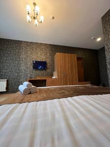 巴库Mardin Hotel Novxanı的一间卧室配有一张床,上面有两条毛巾