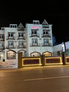 巴库Mardin Hotel Novxanı的酒店大楼的一侧有标志