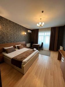 巴库Mardin Hotel Novxanı的一间卧室,卧室内配有一张大床