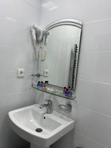 巴库Mardin Hotel Novxanı的一间带水槽和镜子的浴室