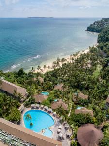 攀瓦海滩Cape Panwa Hotel Phuket的享有度假胜地的空中景致,设有游泳池和海滩