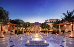 迪拜迪拜奥尼乐帕姆酒店的庭院中央的喷泉