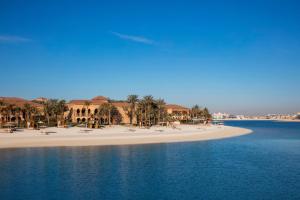 迪拜迪拜奥尼乐帕姆酒店的海滩上种着椅子和棕榈树