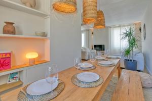 波尔尼谢Superbe appartement bord de mer的用餐室配有带酒杯的木桌