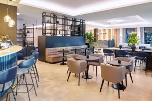 萨格勒布Maistra City Vibes Hotel International的餐厅设有桌椅和沙发。