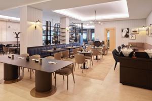 萨格勒布Maistra City Vibes Hotel International的餐厅内带桌椅的用餐室