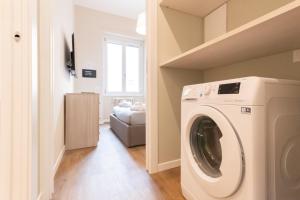 米兰Missori Apartment 1的洗衣房配有洗衣机和烘干机