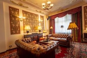 柏林柏林梅耶精品酒店的客厅配有皮革家具和吊灯。