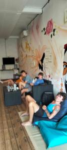 珀尼达岛Tara hostel的一群人坐在房间里