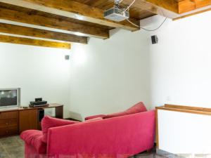 BosquemadoApartment 2 Bedrooms 8951的客厅配有红色沙发和电视