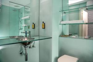 博洛尼亚Mitico Hotel & Natural Spa的一间带水槽和卫生间的浴室