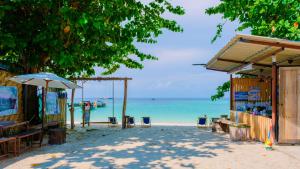丽贝岛Lipe Garden Beach Resort的海滩上设有椅子和遮阳伞,大海
