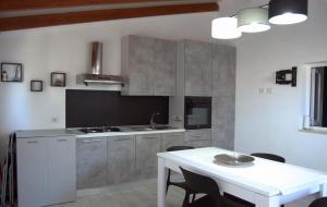 切萨雷奥港Amare Home的厨房配有白色桌子和白色的桌椅