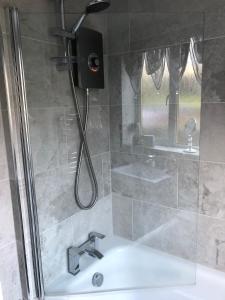 LeadhillsMinton cottage的带淋浴和水槽的浴室