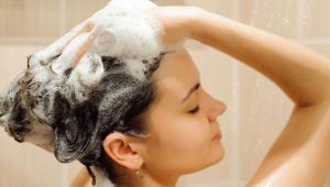 哥伦布M Star Columbus North的女人在淋浴里洗头发