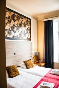 鲁汶工业酒店的酒店客房设有两张床和窗户。