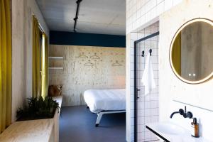 恩斯赫德hotel Moloko -just a room- sleep&shower-digital key by SMS的浴室设有床、水槽和镜子