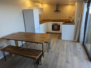 圣拉斐尔CHALET STANDING Vue mer的厨房配有木桌和冰箱。
