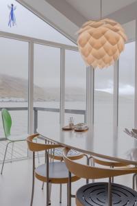 Waterfront retreat - 2 BR Boathouse的用餐室配有桌椅和大型灯具