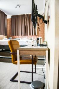 鲁汶工业酒店的酒店客房设有一张桌子和一张床