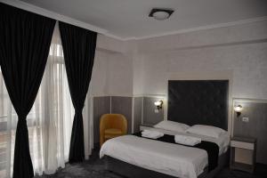康斯坦察Golden Rose Residence的酒店客房设有床和窗户。