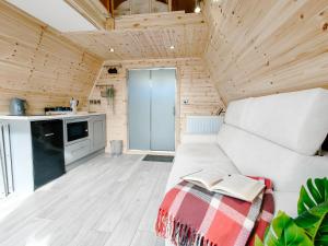 Bective Mill Glamping & Camping的一间带白色沙发的客厅和一间厨房