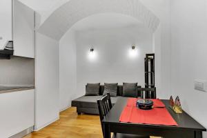 米兰Alessia's Flat - San Luigi的客厅配有桌子和沙发
