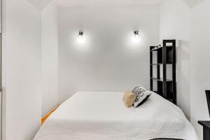 米兰Alessia's Flat - San Luigi的一间卧室配有白色的床和两盏灯