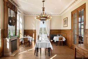 珀潘斯特尔Château Charles的一间带桌子和吊灯的用餐室