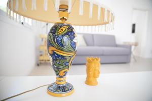 拉古萨码头Villa Ravanica的客厅里一张桌子上的一个五颜六色的花瓶