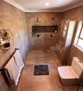 兰格班Zoete Inval - 3 Bedroom Self Catering Home.的带淋浴、卫生间和盥洗盆的浴室