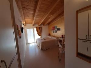 米兰伊尔吉拉索雷优质酒店的卧室配有白色的床和窗户。