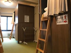 东京东京板桥宿旅馆的带双层床和梯子的客房