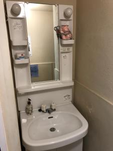 东京东京板桥宿旅馆的一间带水槽和镜子的浴室