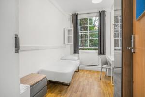 伦敦Bowden Court (Notting Hill)的白色的客房设有床和窗户。
