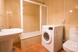 卢戈达里奥酒店的一间带洗衣机和水槽的浴室