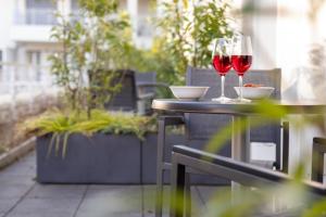慕尼黑Brera Serviced Apartments Munich Schwabing的桌子上放两杯红葡萄酒