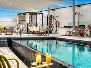 巴塞罗那巴塞罗那市博加特尔宜必思尚品酒店的一座大楼顶部的游泳池