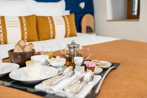 AltillacCueillette的床上的带餐具和茶具的食品托盘