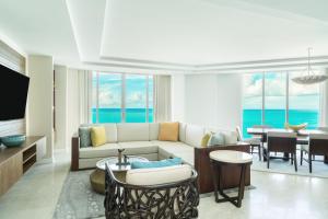 普罗维登西亚莱斯岛The Ritz-Carlton, Turks & Caicos的客厅配有沙发和桌子
