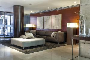 巴塞罗那泽尼特博雷尔酒店的带沙发和搁脚凳的客厅
