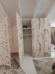 圣尼古拉奥斯AGORA LUXURY LOFT的一间拥有白色墙壁和木门的房间