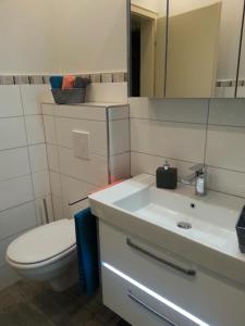 贝尔恩卡斯特尔-库斯Ferienwohnung Katharina的浴室配有白色卫生间和盥洗盆。